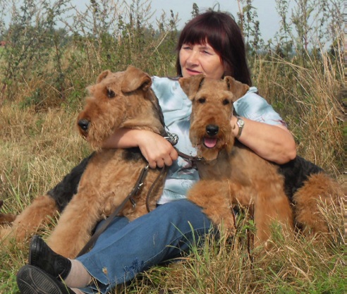 Wintje und Xarina schmusen mit Frauchen