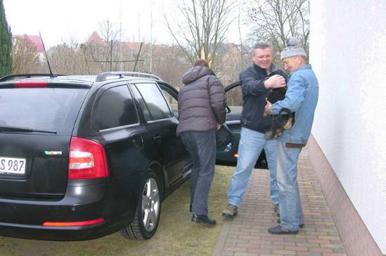 29. Januar 09. Die kleine Zita fhrt mit ihrer neuen Familie ins neue Zuhause.